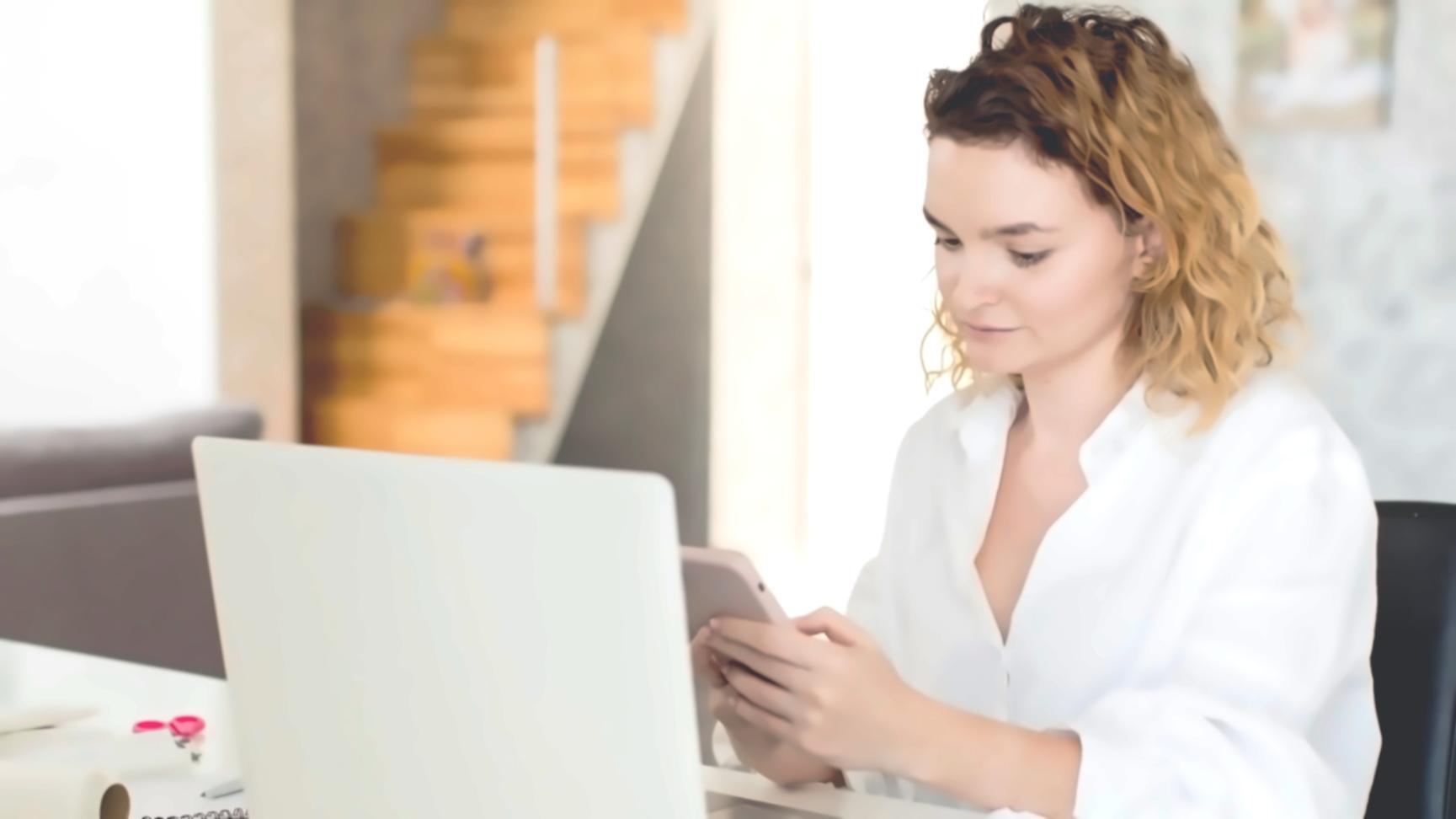 Espace de travail avec documents de planification budgétaire et outils de calcul pour événements professionnels